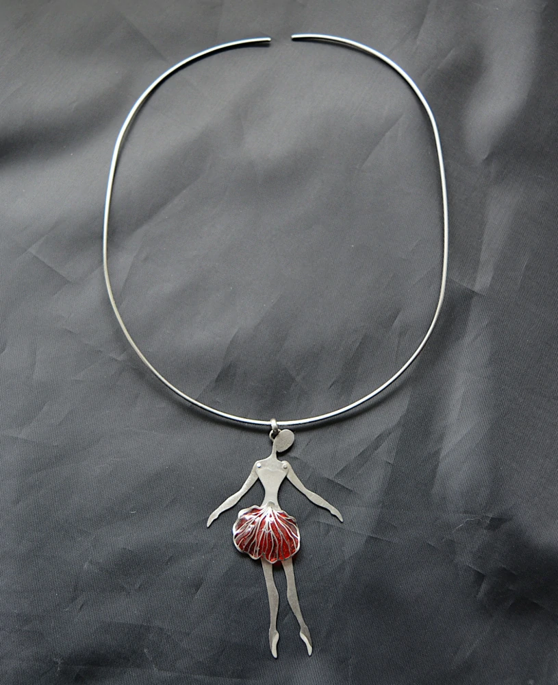 Náhrdelník - kinetická baletka - maková panenka